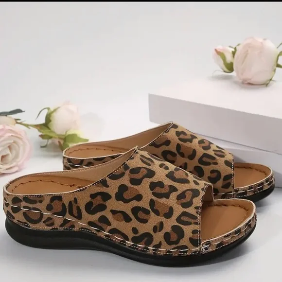 🔥🆕Leopard Print Wedge Slip on Sandal - Picture 3 of 10